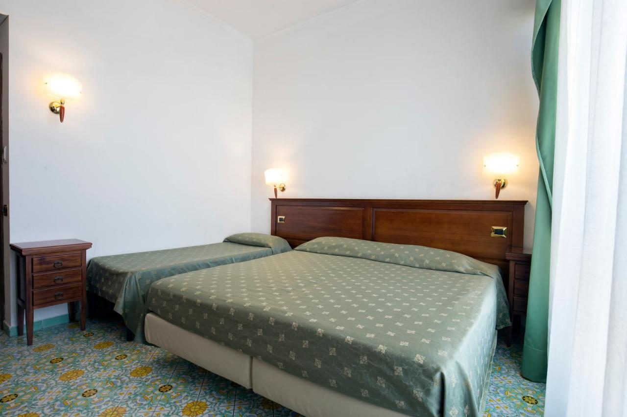 La Panoramica Hotel Кастелламмаре-ди-Стабия Экстерьер фото